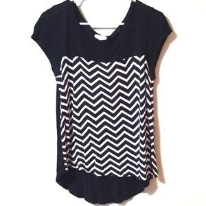 Naturally | Cap Sleeve Chevron B&W High/Low Scoopneck top Women's Medium